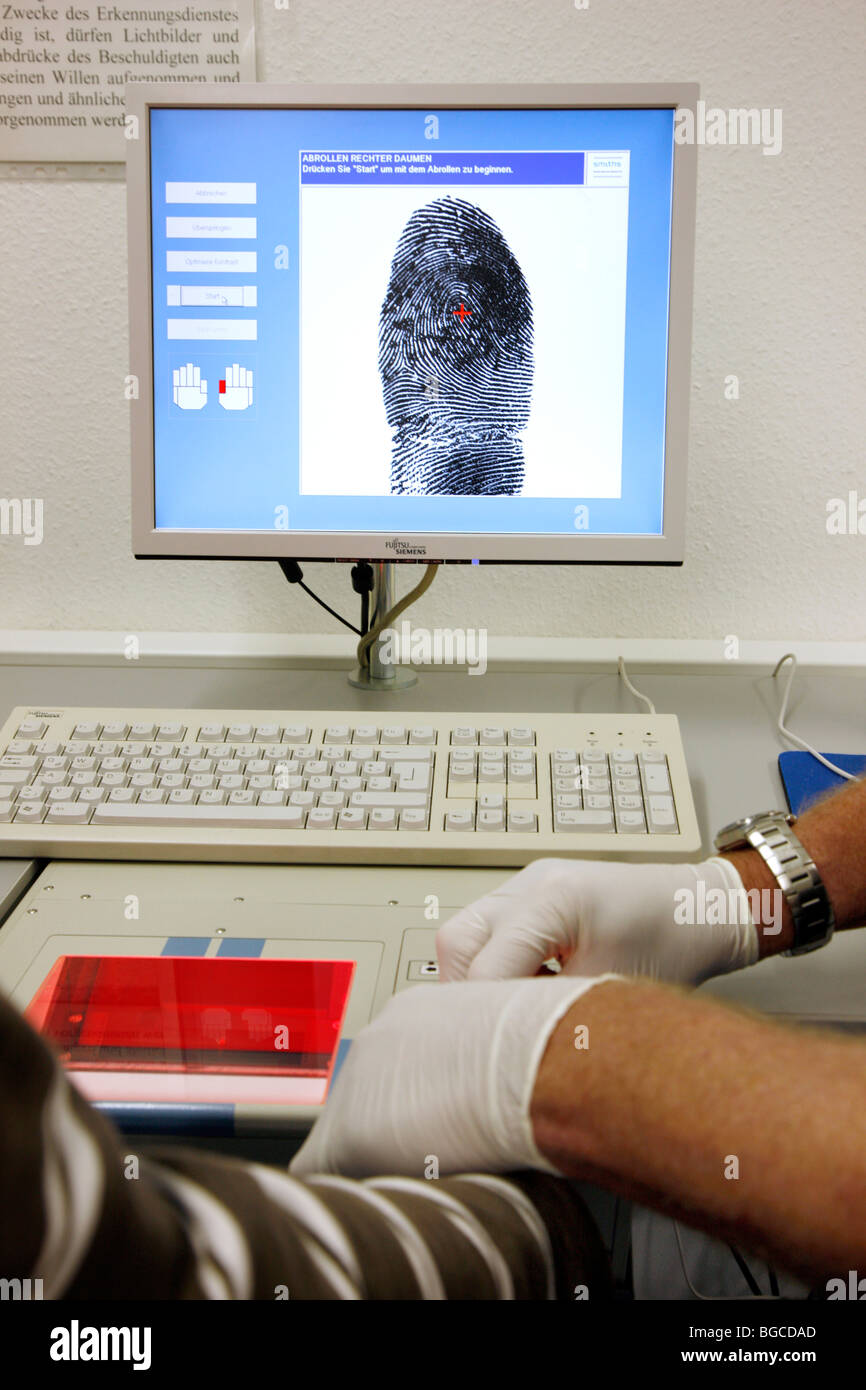 Finger- und Handschutz Drucken mit einem digitalen Scan. (inszenierten Szene) NRW, Deutschland, Europa. Stockfoto