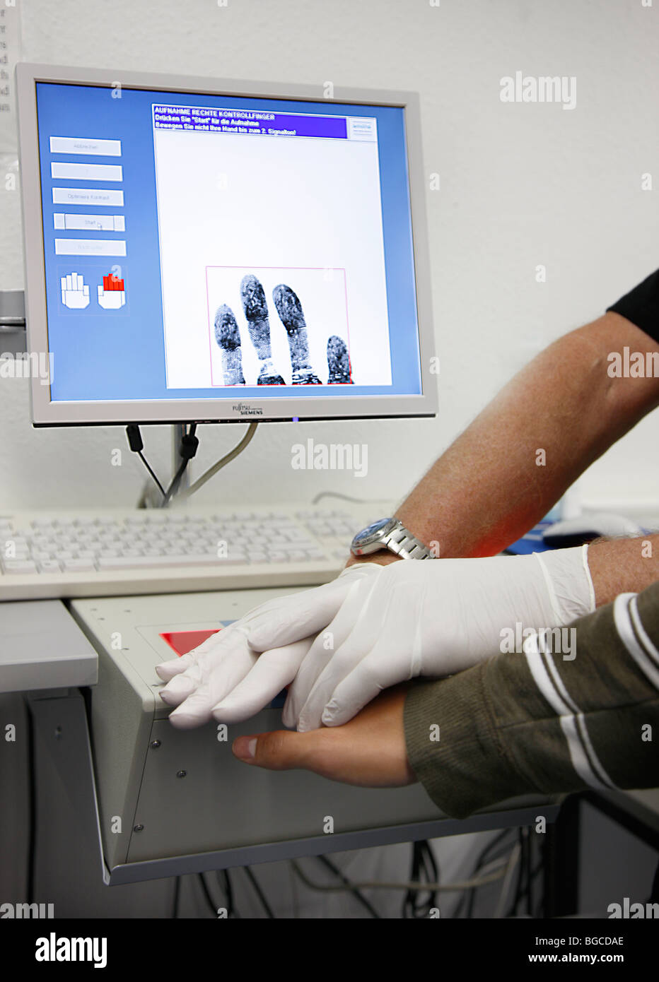 Finger- und Handschutz Drucken mit einem digitalen Scan. (inszenierten Szene) NRW, Deutschland, Europa. Stockfoto