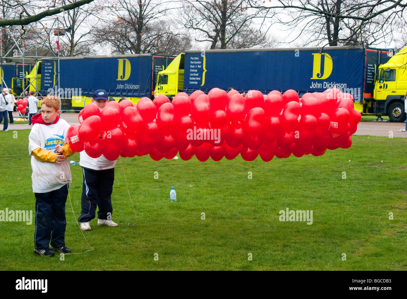 Jungen mit roten Luftballons zu Beginn des London Marathons. Stockfoto