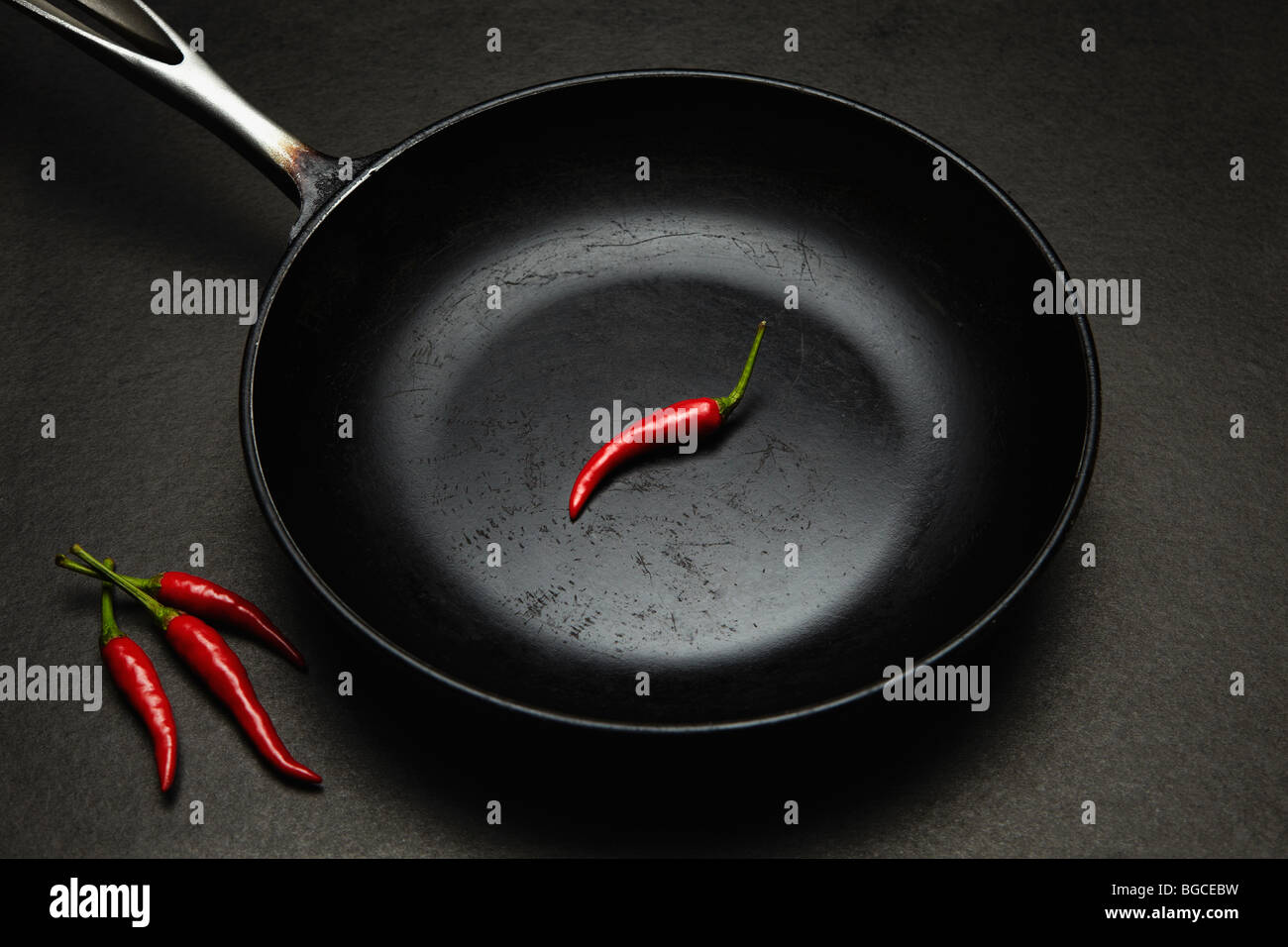 Pfanne mit Peperoni. Stockfoto