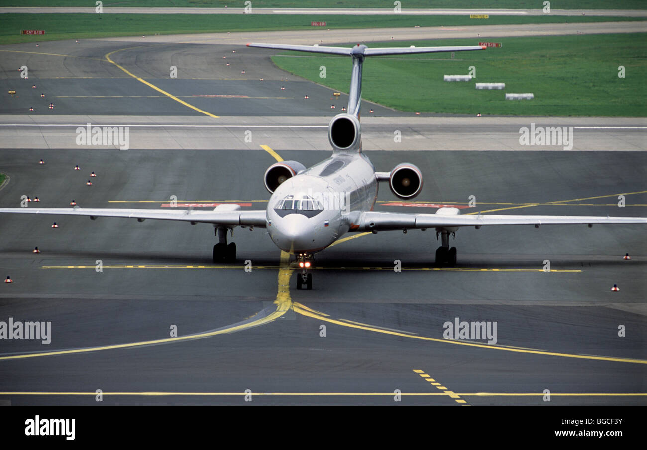 Aeroflot Tupolev Tu - 154m kommerzielle Verkehrsflugzeug, Flughafen Düsseldorf, Deutschland. Stockfoto