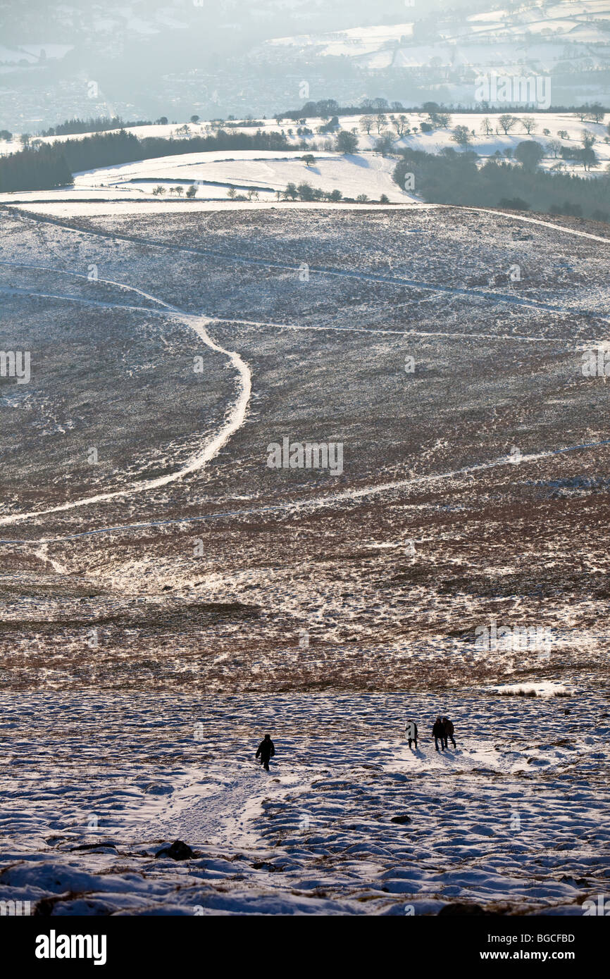 Menschen, die den Zuckerhut im Winter Wales UK aufsteigend Stockfoto