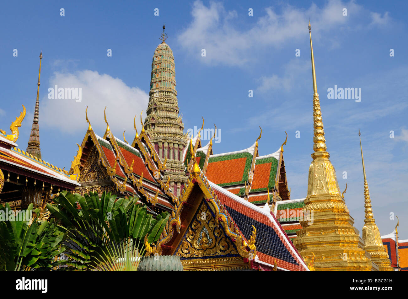 Thailand; Bangkok; Grand Palace; Wat Phra Kaew Dach Detail und goldene Chedi Stockfoto