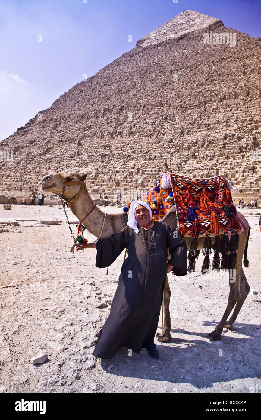 Besucher, die Pyramiden von Gizeh können für einen Kamelritt entscheiden. Achten Sie darauf, eine angemessene Gebühr von $5 / $10 zu verhandeln Stockfoto