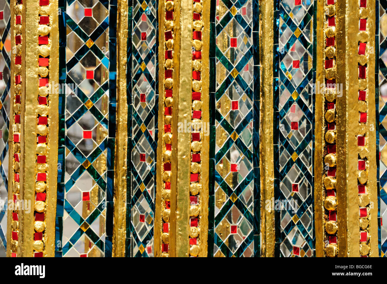 Thailand; Bangkok; Grand Palace; Wat Phra Kaew; Detail der dekorativen Glas arbeiten am Tempel Stockfoto