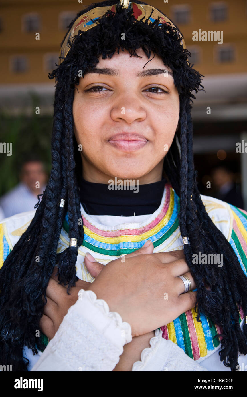 Ein Gizeh Mädchen in Tracht zum Wohle der Touristen-Gizeh-Ägypten Stockfoto