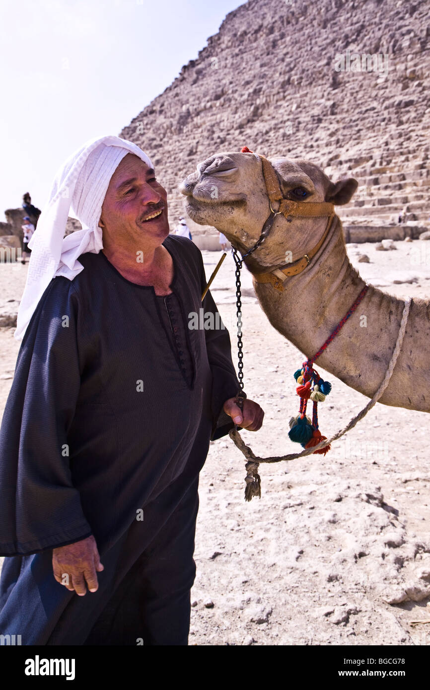 Ein Mann und sein Kamel (und es gibt viel Zuneigung) zu den Pyramiden von Gizeh in der Nähe von Kairo Stockfoto