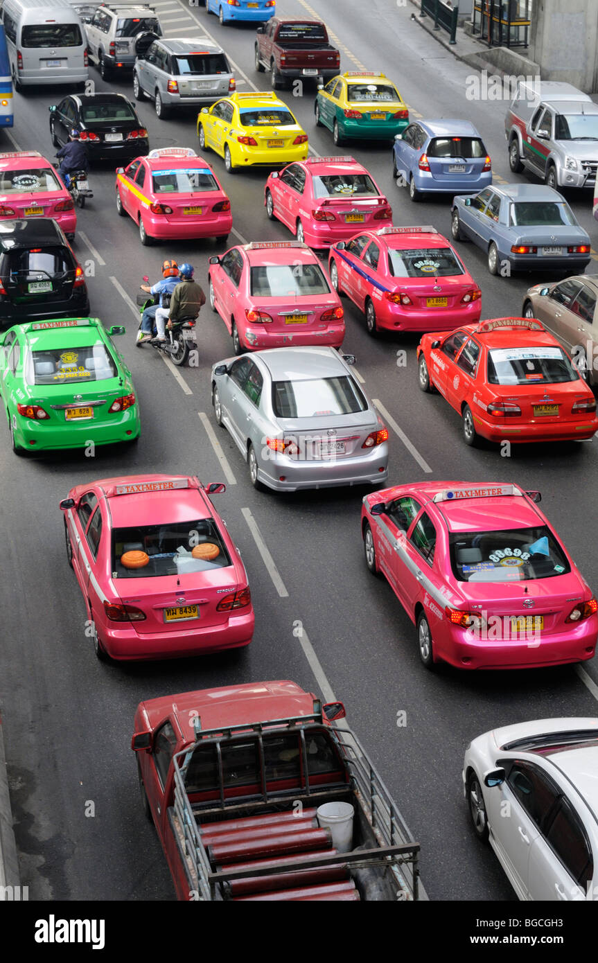 Thailand; Bangkok; Verkehr in der Nähe von Siam BTS-Skytrain-Station Stockfoto