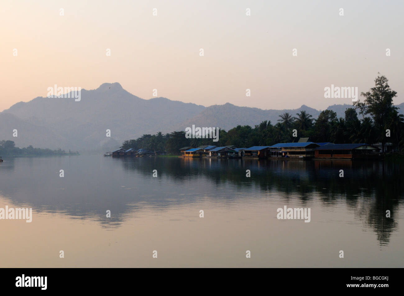 Thailand; Kanchanaburi;  Mae Nam Mae Klong Fluss bei Sonnenaufgang Stockfoto