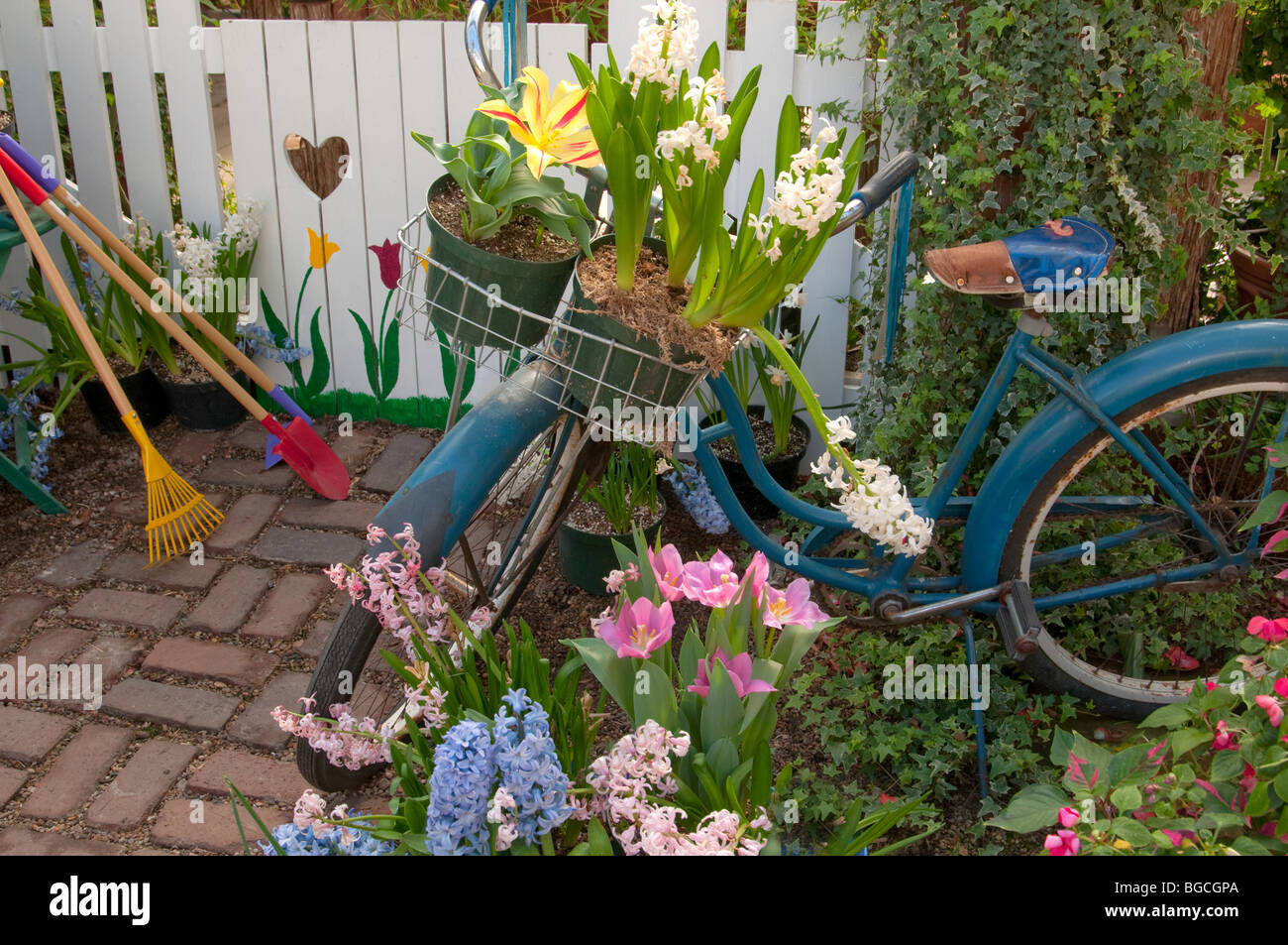 Fahrrad in der Nähe von Gartentor Stockfoto