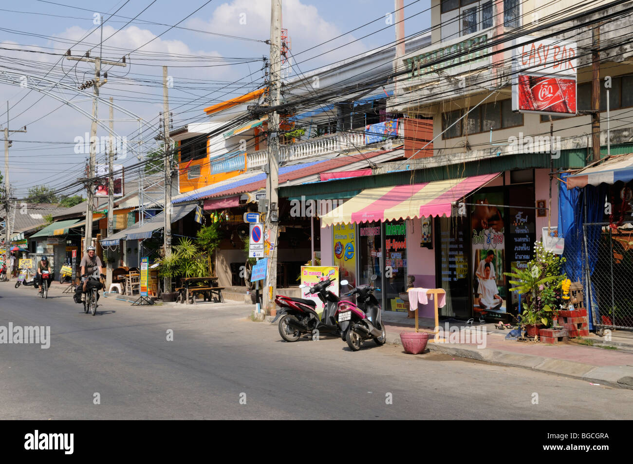 Thailand; Kanchanaburi; Straßenszene in Thanon Mae Nam Khwae Stockfoto