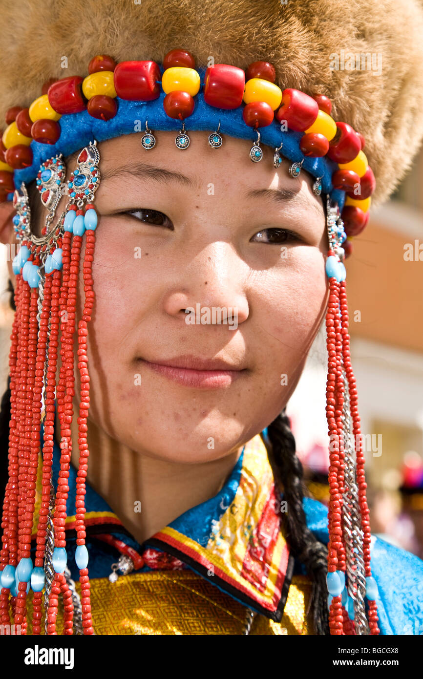 Eine junge mongolische Frau in Tracht ethnische Kleidung am Naadam Festival Ulaan Bator Mongolei Asia Stockfoto