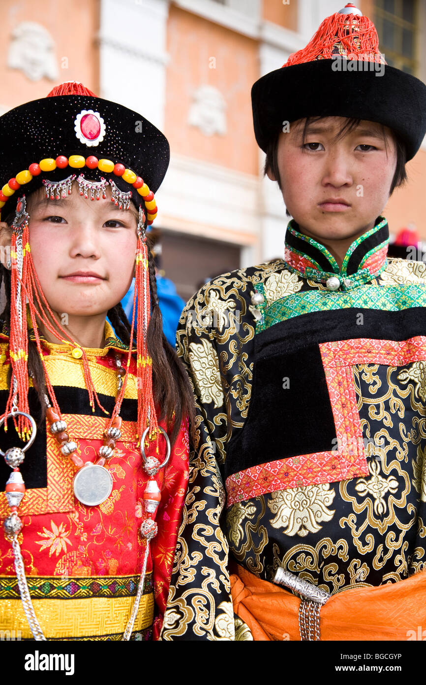 Mongolische junge und mongolische Mädchen in traditionellen mongolischen Kleidung während der jährlichen Naadam Festival Mongolei Asia Stockfoto