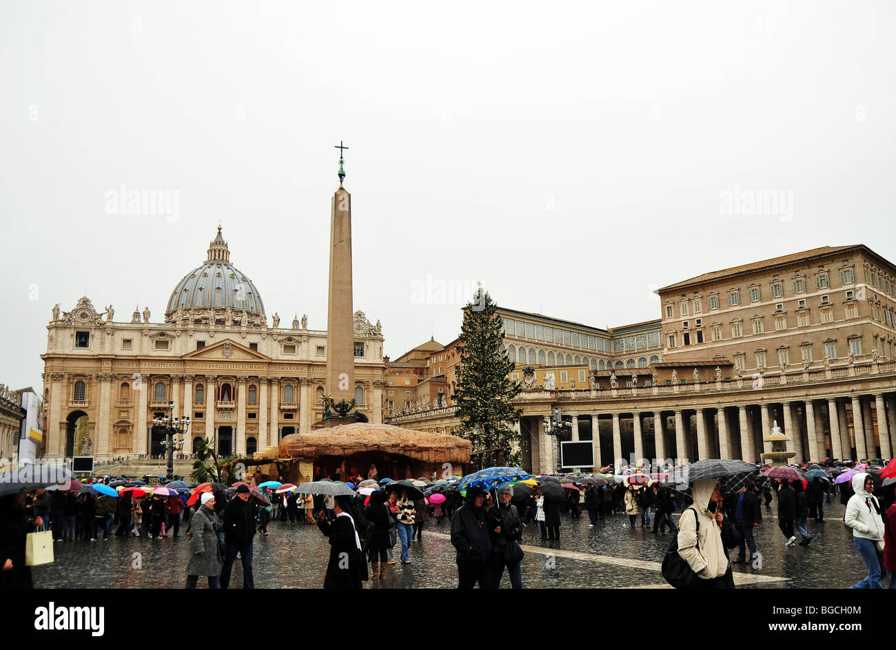 Tourist in St Peter quadratische Rom Italien während eines regnerischen Tages beobachten eine Darstellung der Geburt Christi eine Weihnachtstradition Stockfoto