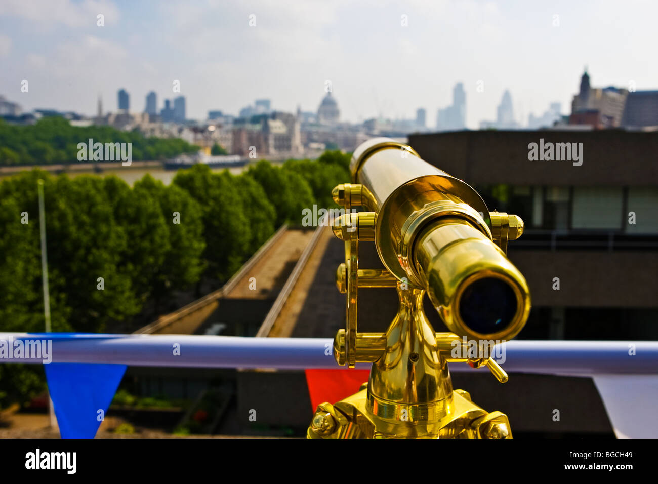 Schaut das Okular eines Teleskops mit Blick über London City und der Themse auf Southbank Stockfoto