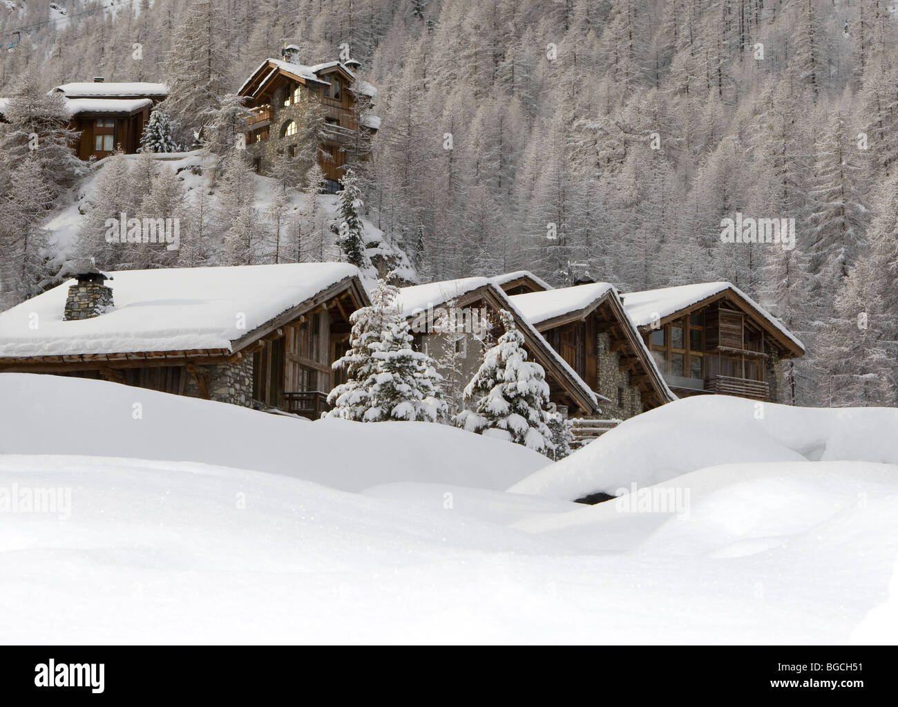 Luxus-Chalets inmitten starker Schneefall, Val d ' Isere Stockfoto