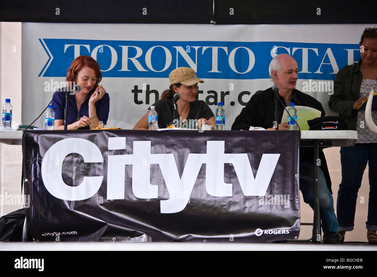 Geri, Halle, Judy Croon und Colin Mochrie (von links nach rechts) sind Richter bei den Toronto Woofstock 2009 Stockfoto