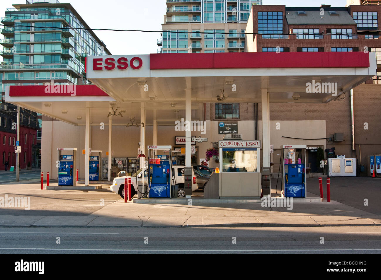 Esso Tankstelle Innenstadt von Toronto, Kanada Stockfoto