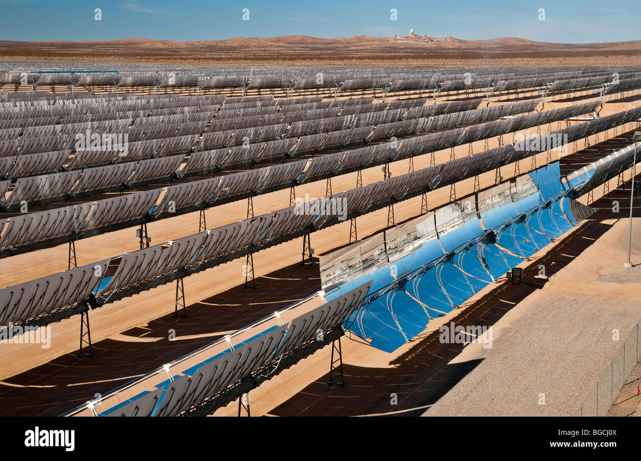 Solarstrom-Anlage mit Parabolspiegeln Stockfoto