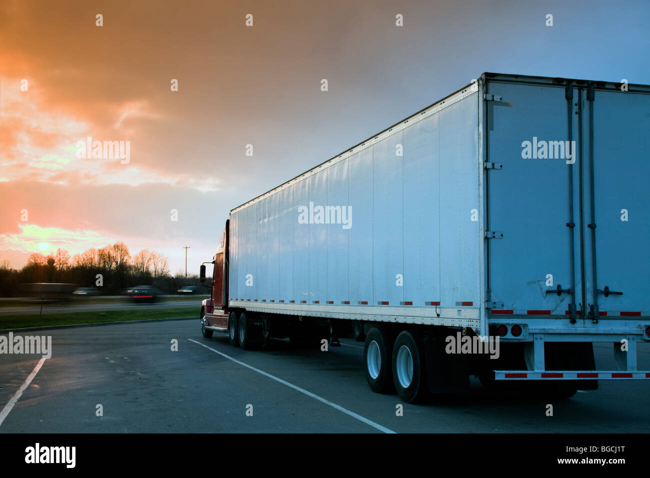 Halb LKW geparkt auf Rastplatz Stockfoto Halb LKW geparkt auf Rastplatz Stockfoto