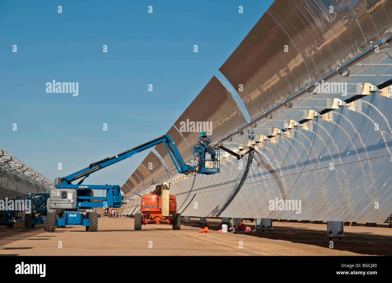 Solarstrom-Anlage mit Parabolspiegeln Stockfoto