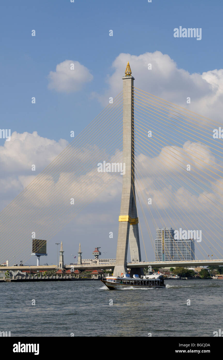 Thailand; Bangkok; Rama VIII Brücke über den Chao Phraya Fluss mit einer Fähre Expressboot Stockfoto