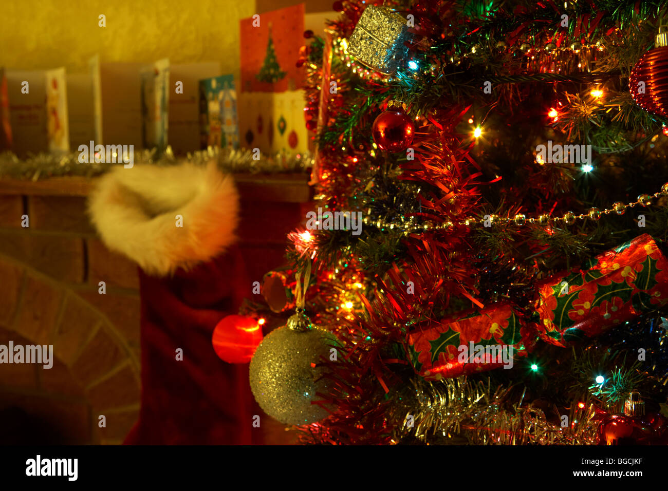 dekorierten Weihnachtsbaum am Heiligabend Abend in einem Wohnzimmer im Vereinigten Königreich Stockfoto