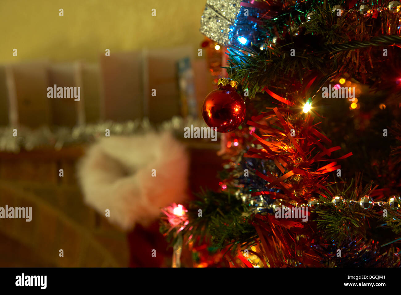 dekorierten Weihnachtsbaum am Heiligabend Abend in einem Wohnzimmer im Vereinigten Königreich Stockfoto