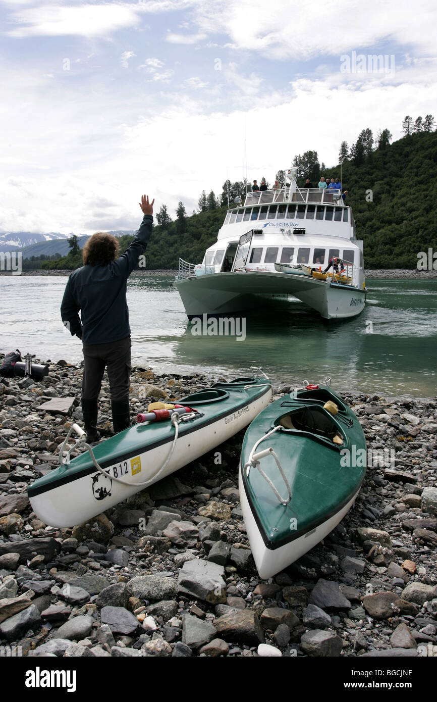 Transporter-Schiff. Kajak-Tour in der Glacier Bay National Park, Alaska, USA. Stockfoto