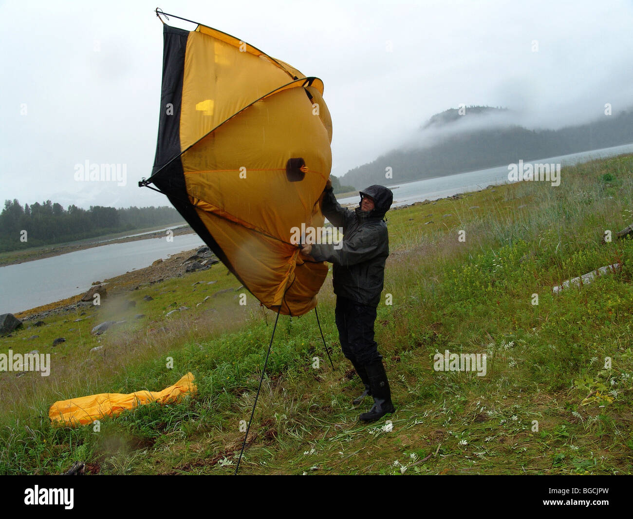 ein Zelt trocknen... Kajak-Tour in der Glacier Bay National Park, Alaska, USA. Stockfoto