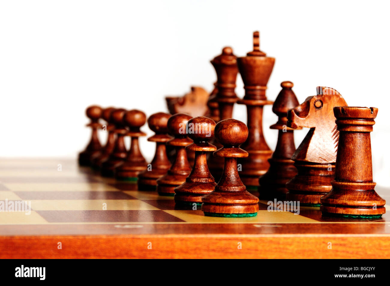 schwarzen Figuren auf einem Schachbrett in Ausgangsposition Stockfoto