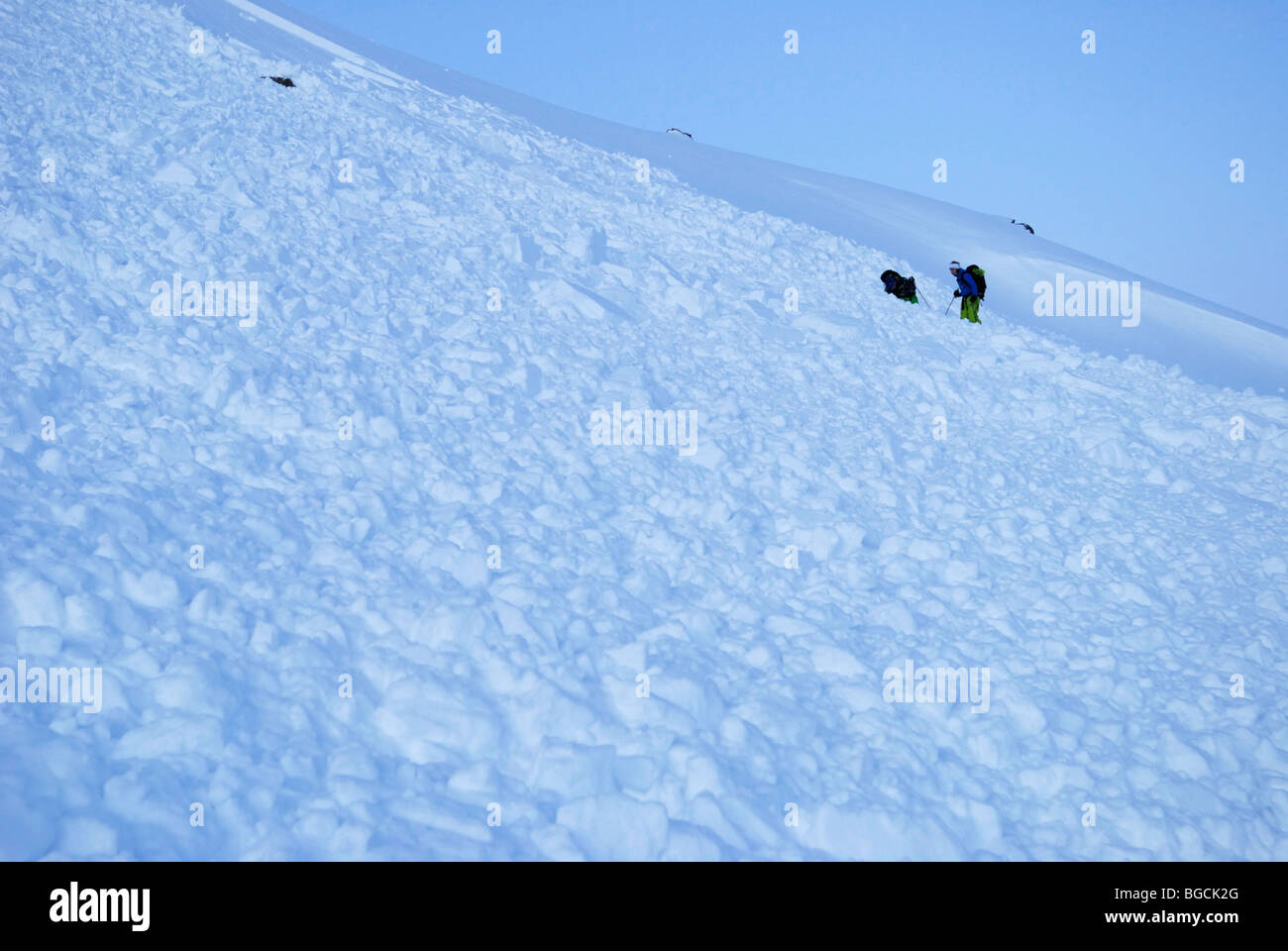 Zwei Skifahrer, die in einer Lawine gefangen sind und sich von einer teilweisen Beerdigung befreien, Tamokdalen, Norwegen Stockfoto