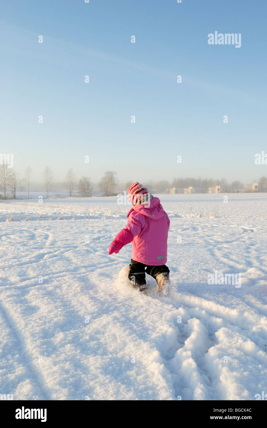 Kleines Mädchen im Freien spielen im Schnee Stockfoto