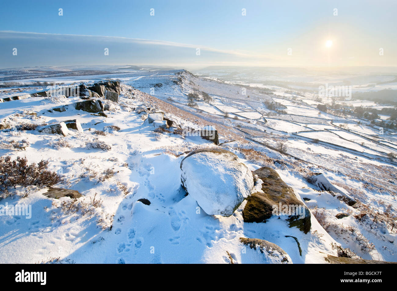 Winter Schnee am Curbar Rand in der "Peak District", Derbyshire, England, Großbritannien Stockfoto