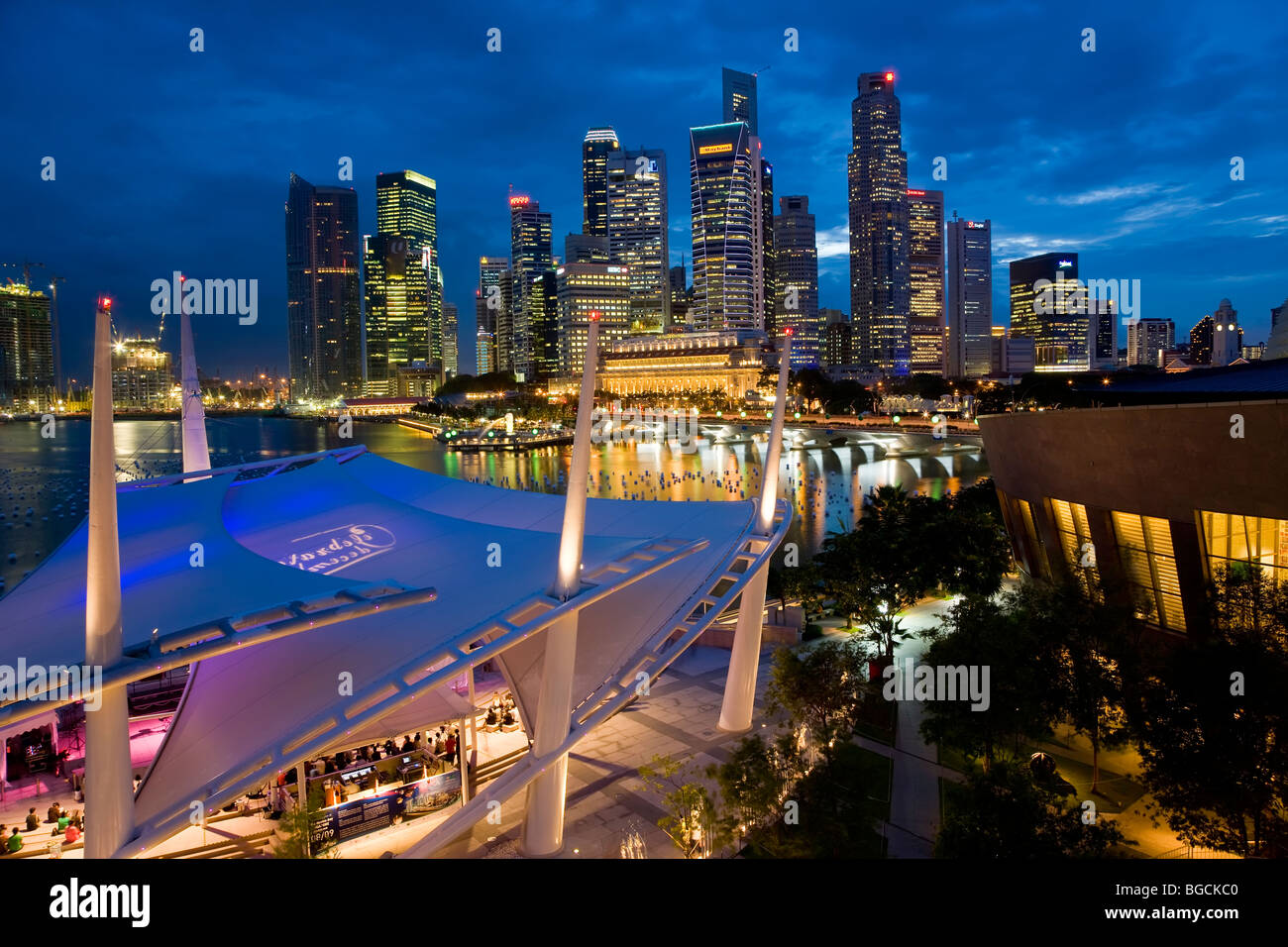 Blick auf die Stadt in der Abenddämmerung von der Dach-Top-Promenade der Esplanade Theatres on the Bay, Singapur. Stockfoto