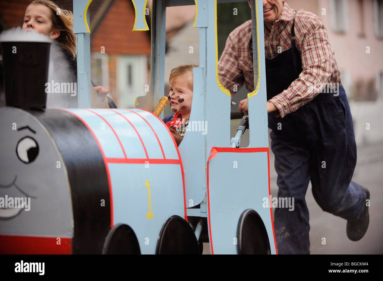 Dorfbewohner antreten in ihren jährlichen Boxing Day Kinderwagen Renn-Event. East Hoathly in der Nähe von Lewes, UK. Bild Jim Holden. Stockfoto