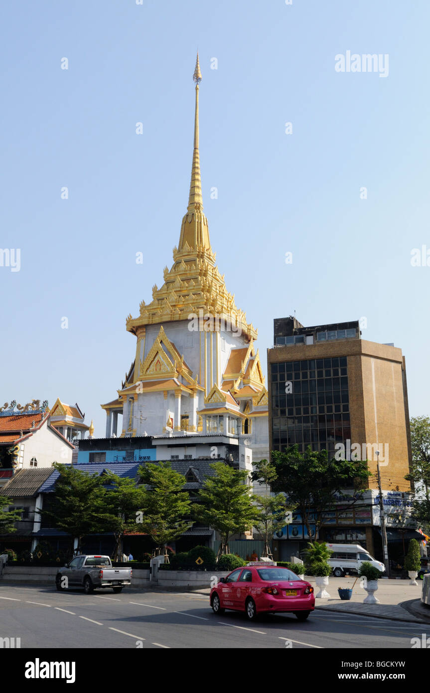 Thailand; Bangkok; Chinatown; Straßenszene mit Wat Traimit Stockfoto