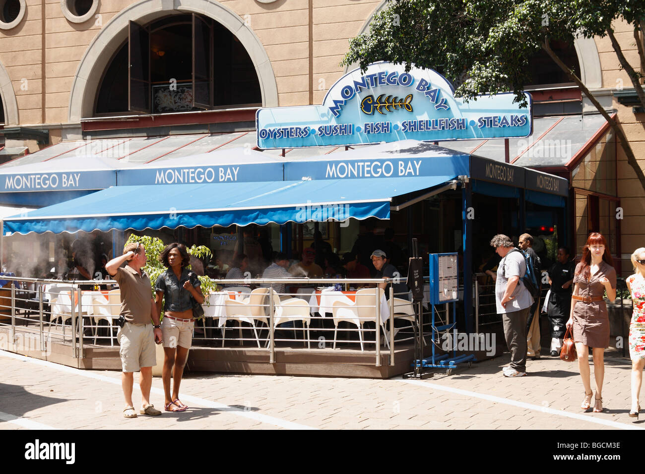 Junges Paar (kaukasischen Mann und Frau) ist in Nelson Mandela Square in Johannesburg, Südafrika, November 09 umzusehen Stockfoto