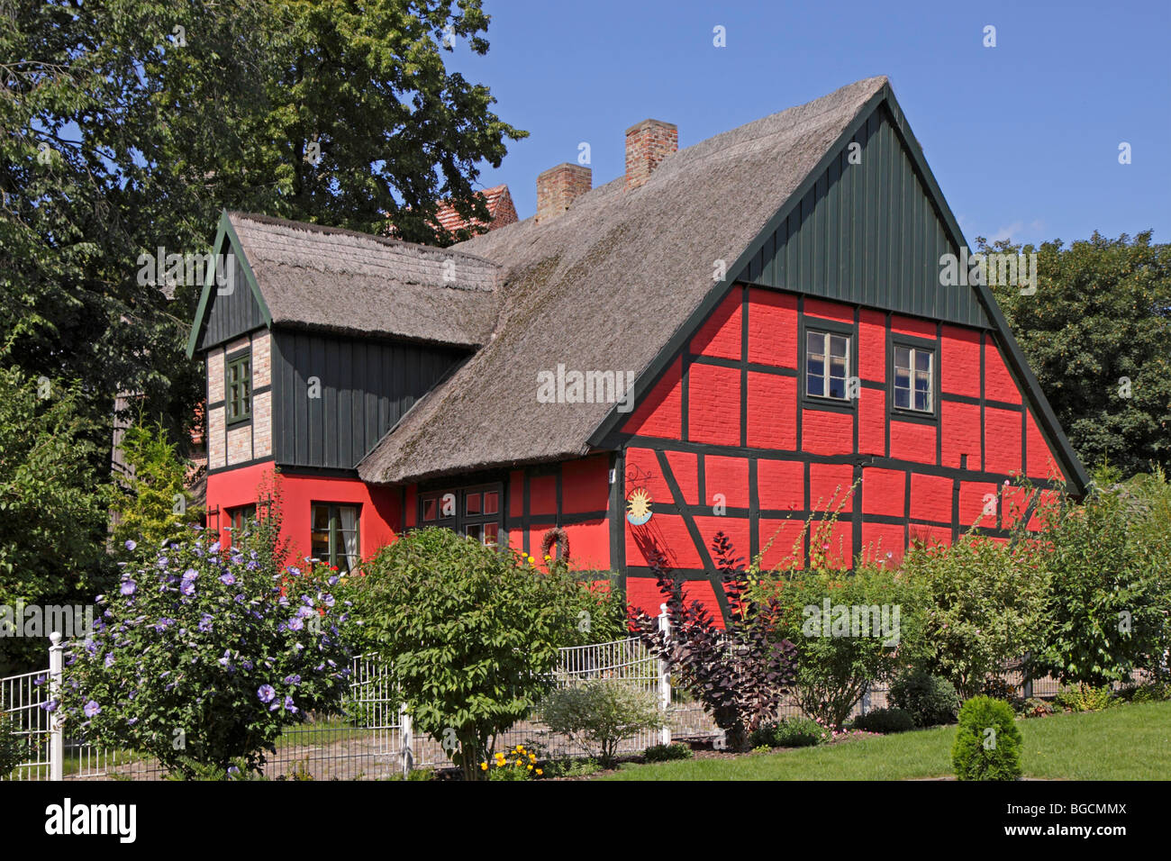 reetgedeckten Fachwerkhaus in Neu Boltenhagen in der Nähe von Greifswald, Mecklenburg-West Pomerania, Deutschland Stockfoto