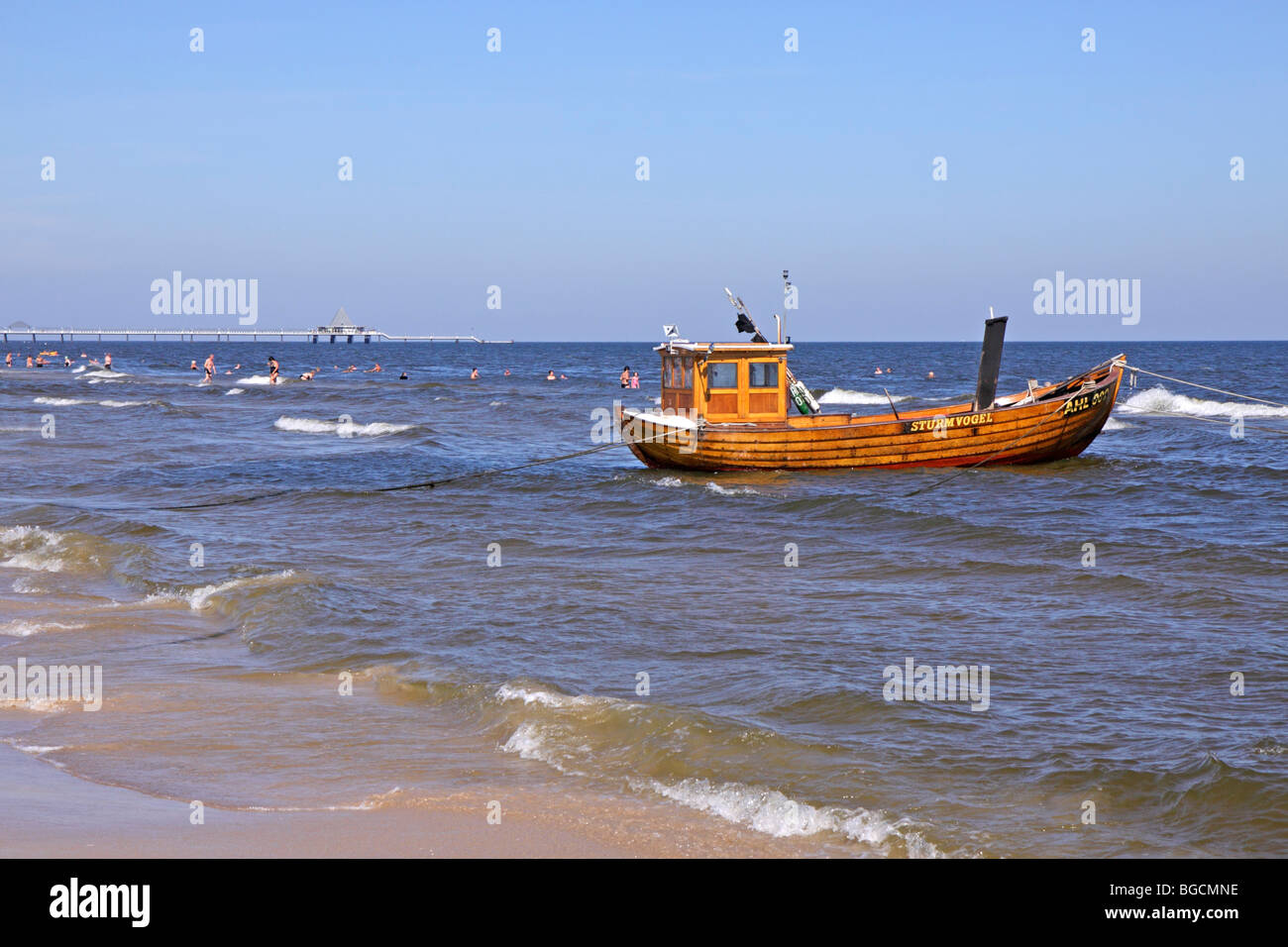 Angelboot/Fischerboot aus Ahlbeck Strand, Insel Usedom, Mecklenburg-West Pomerania, Deutschland Stockfoto