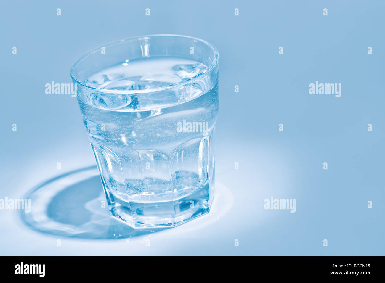klares Wasser im Glas Stockfoto