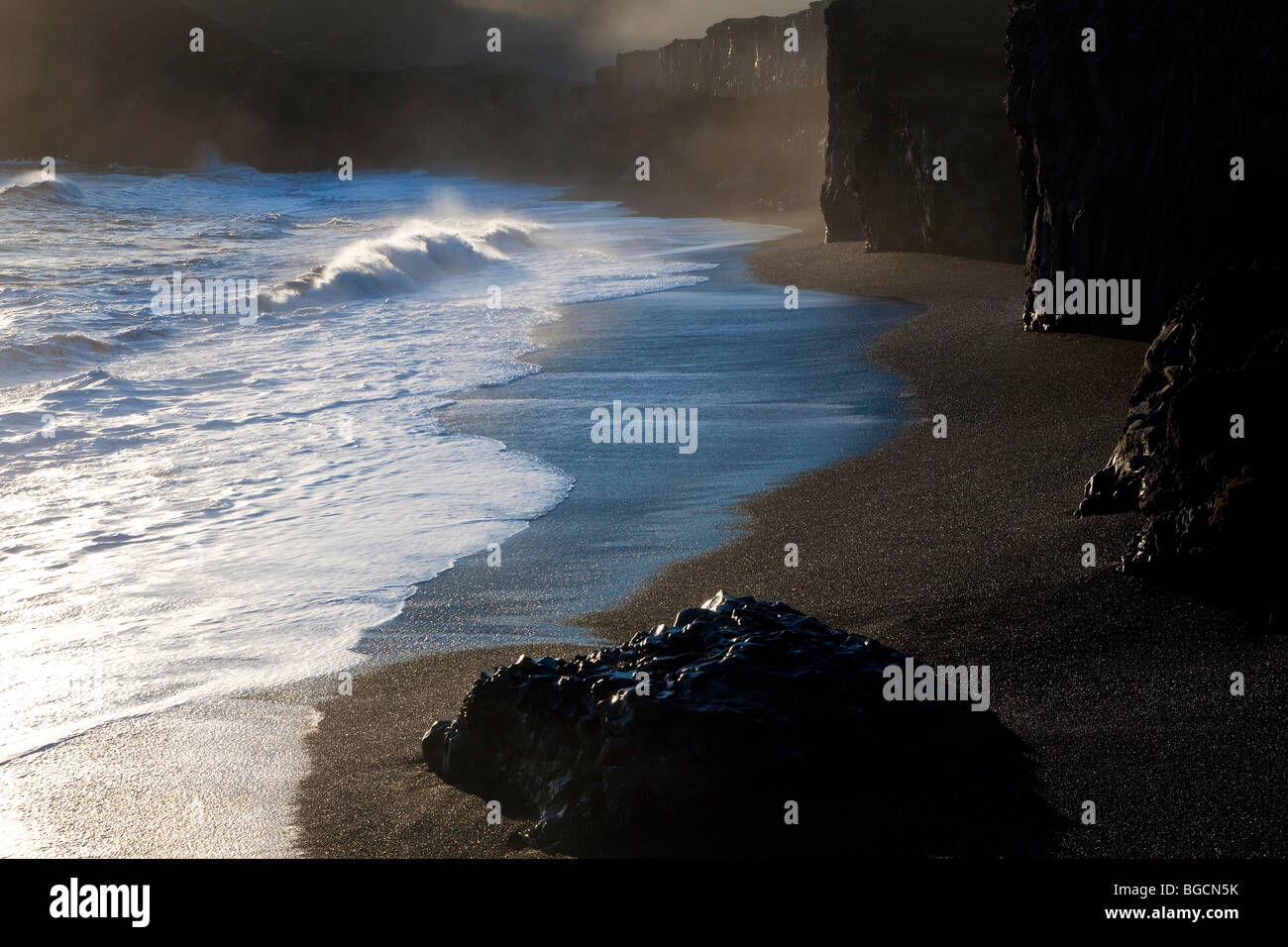 Schwarzen Strand und Wellen, nr Vik, Island Stockfoto