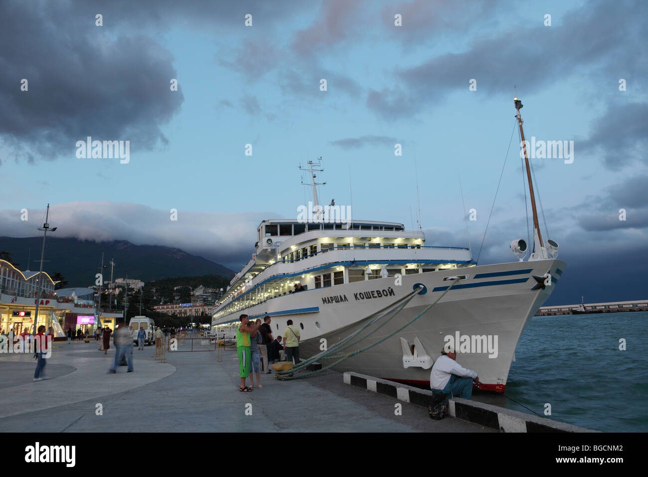 Touristenschiff Marshall Koshevoy im Hafen von Jalta, Krim, Ukraine Stockfoto