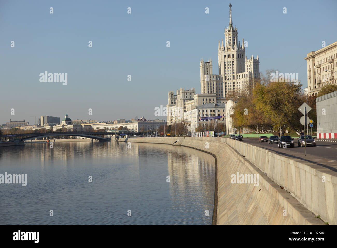 Moskau: Gebäude am Kotelnicheskaya Ufer der Moskwa Stockfoto