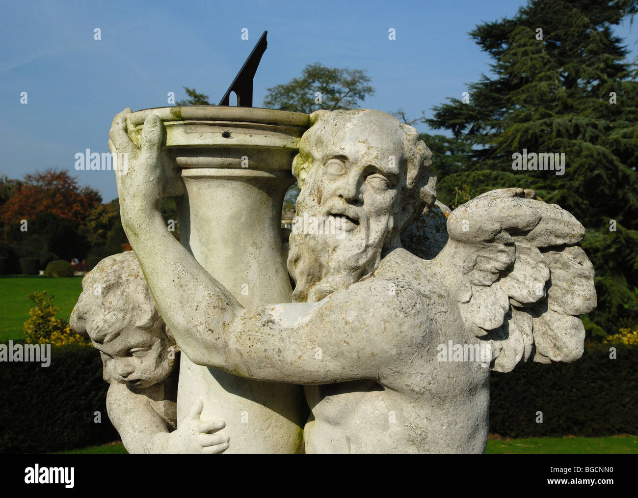 Stein-Sonnenuhr-Skulptur in den Gärten des Belton House in Lincolnshire Stockfoto