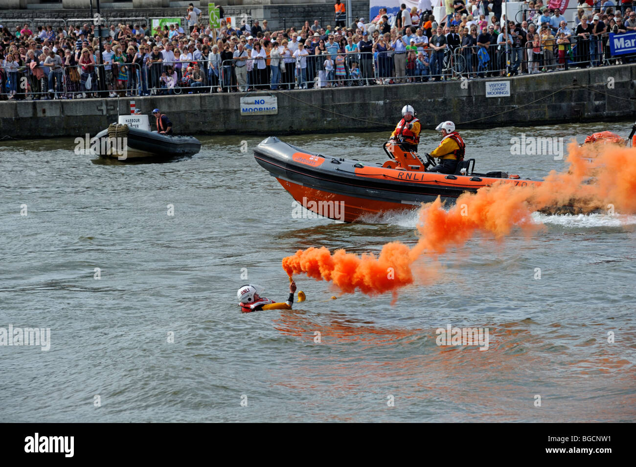 In Wasser-Rettung-Demonstration von RNLI an Bristol Hafen-Festival, UK Stockfoto