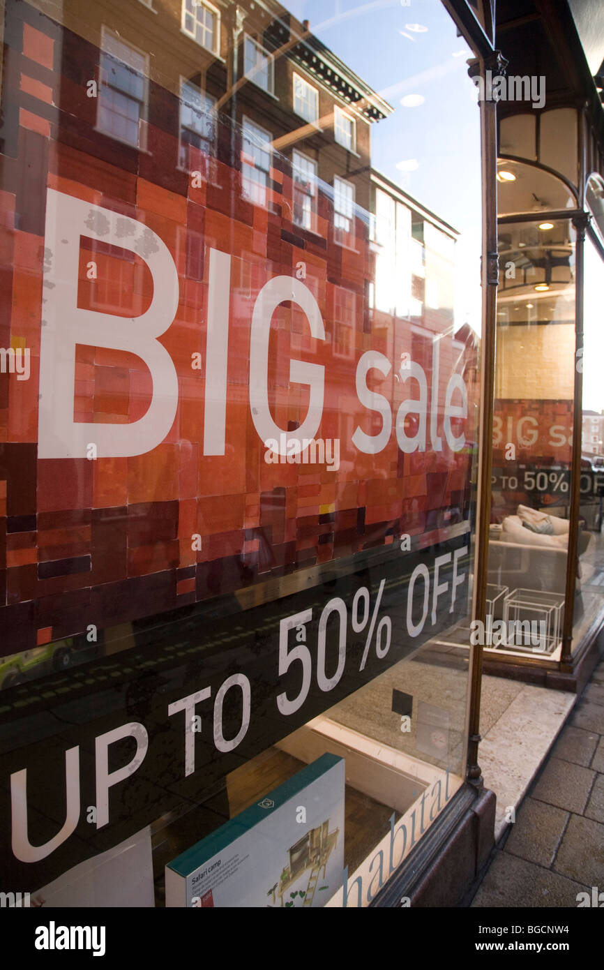 Ein Plakat wirbt für eine "Big-Sale" in einem Schaufenster in der Stadt von York, England. Es fördert Einsparungen von "bis zu 50 % Rabatt". Stockfoto