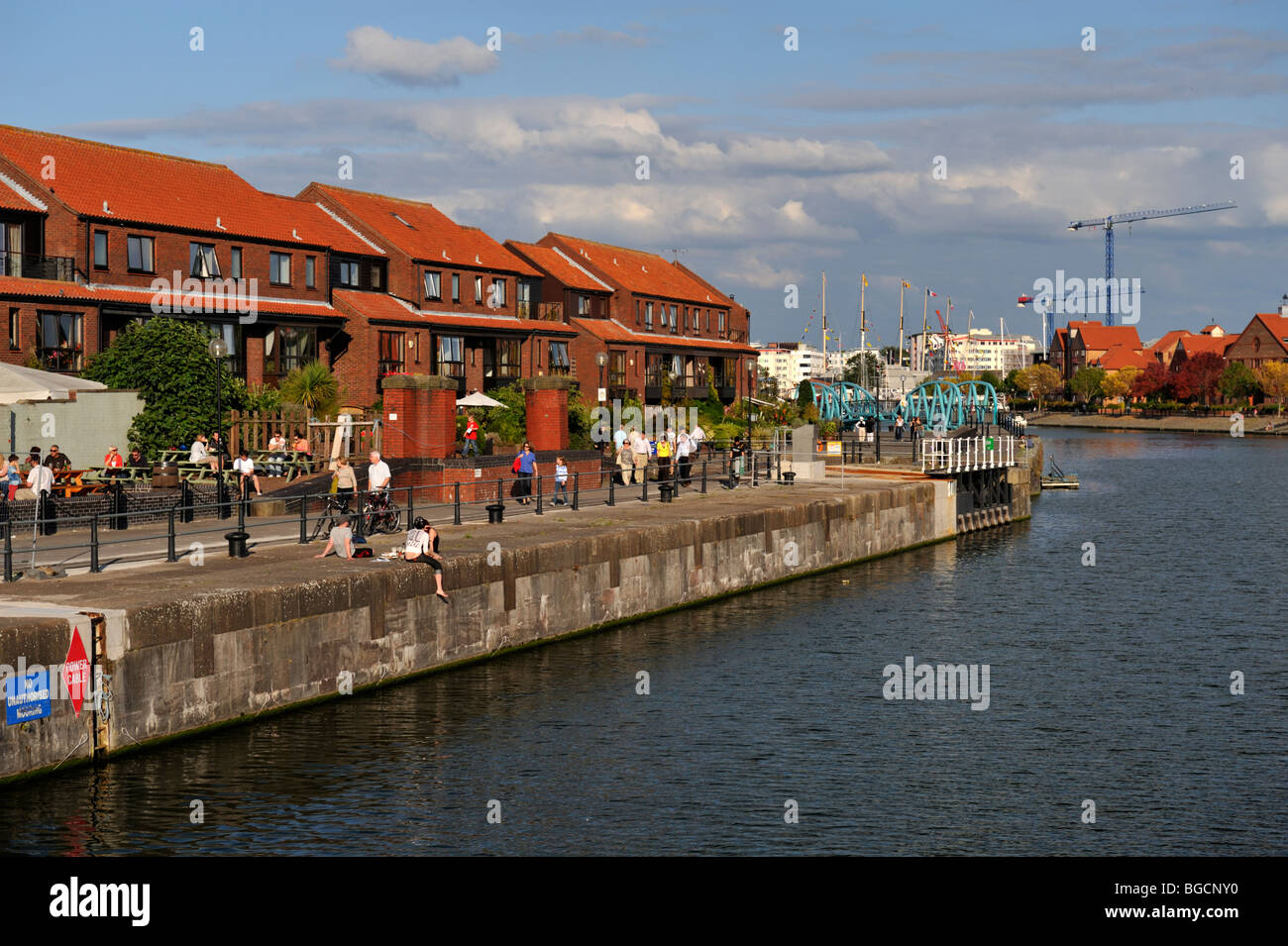 Bristol Stadt-Docks und modernes Stadthaus, England Stockfoto