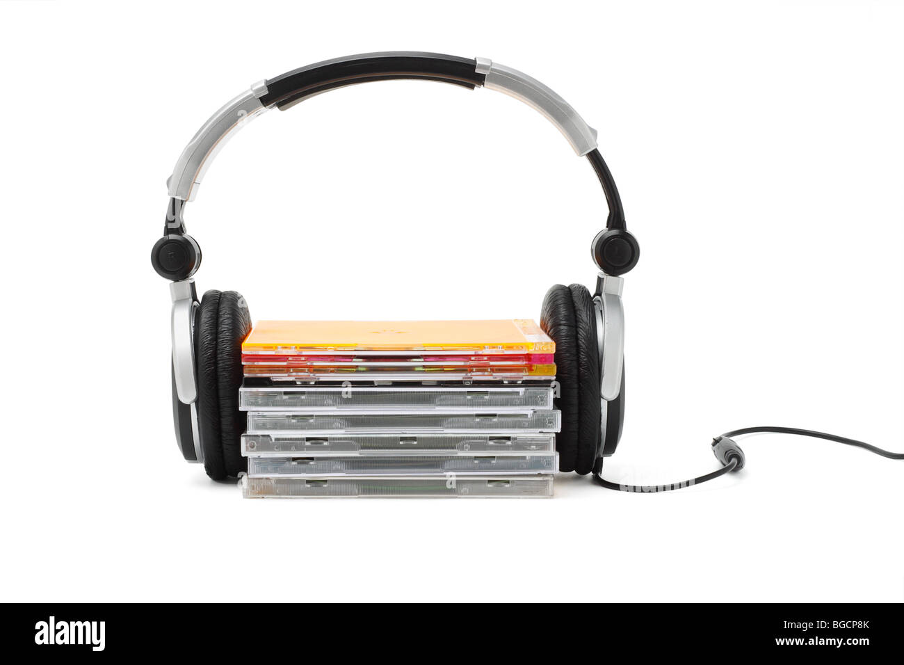 Stereo-Kopfhörer und kompakte Dics auf weißem Hintergrund Stockfoto