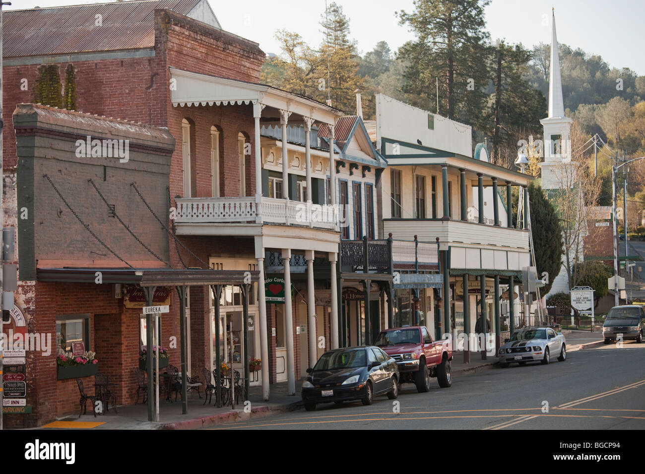 Die Hauptstraße durchquert die Goldgräberstadt Sutter Creek, Kalifornien und Umgebung: Stockfoto